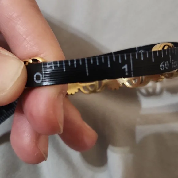 Auth. Gucci GG Marmont flower cuff bracelet in aged gold-tone metal - Picture 16 of 16